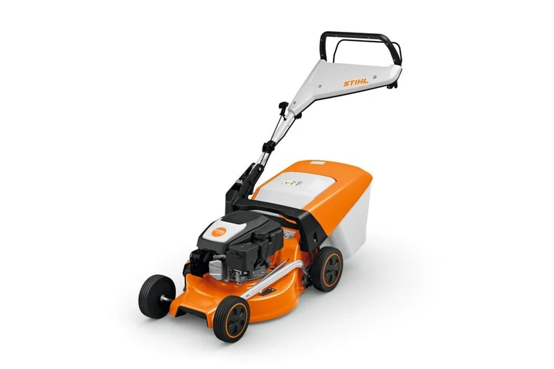 Rasaerba a scoppio Stihl RM 248 con larghezza di taglio da 46cm e cesto di raccolta da 55litri.
