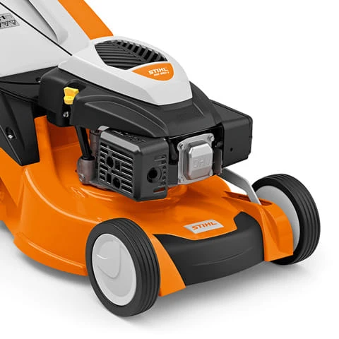 Rasaerba trazionato a scoppio Stihl RM 650 T con larghezza di taglio da 48cm e sacco di raccolta da 70litri.