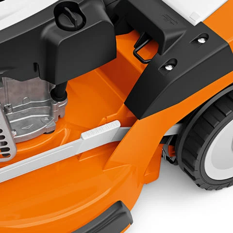 Rasaerba trazionato a scoppio Stihl RM 448 TX con larghezza di taglio da 46cm e sacco di raccolta da 55 litri.