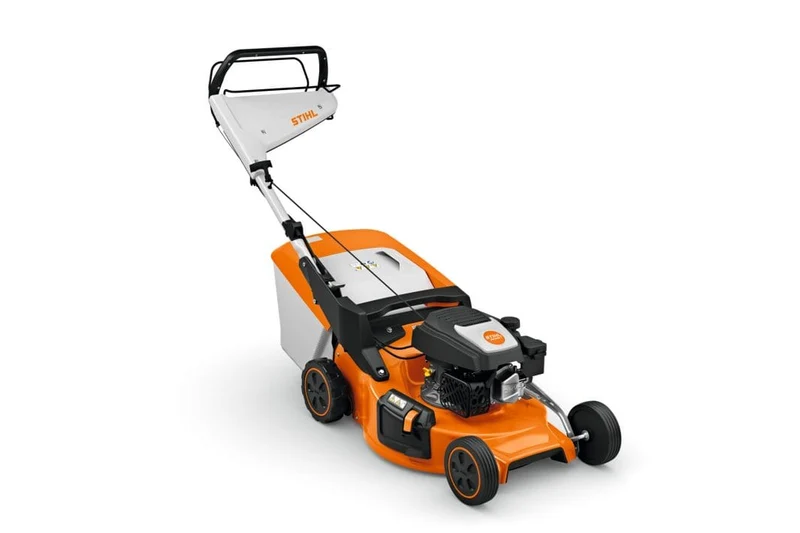 Rasaerba trazionato a scoppio Stihl RM 253 T con larghezza di taglio da 51cm e sacco di raccolta da 55litri.