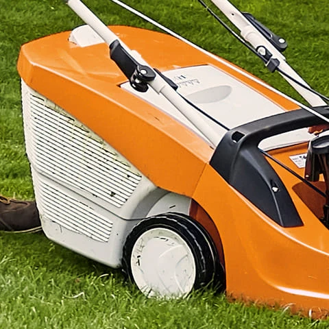 Rasaerba a scoppio trazionato con variatore Stihl RM 655 V con larghezza di taglio da 53 cm.