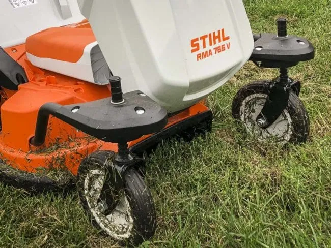 Rasaerba a batteria trazionato Stihl RMA 765 V con variatore, larghezza di taglio da 63cm e sacco di raccolta da 80litri.