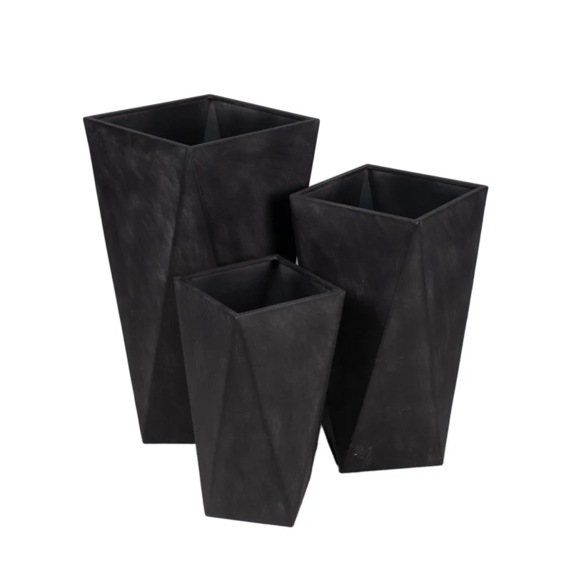 Vaso alto nero squadrato in metallo