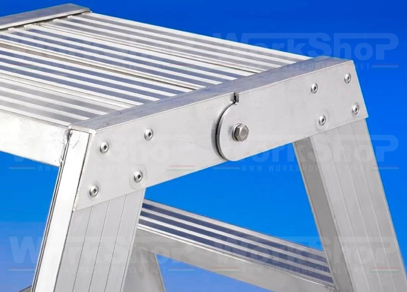 Scala doppia gradini due tronchi di salita SVELT P1 PLUS