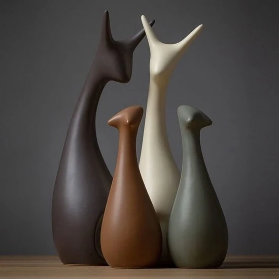 Decorazione di ceramica in forma di cervo con disegno artigianale.