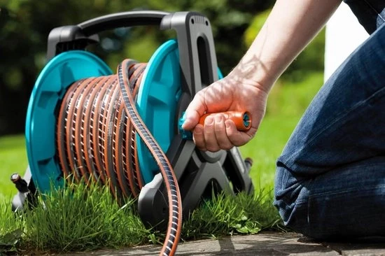 Slang Comfort HighFLEX 13 mm - lunghezza 15 m - slang per giardino con profilo Power Grip - pressione massima 30 bar - resistente alle deformazioni e alle radiazioni UV - haspello per slang
