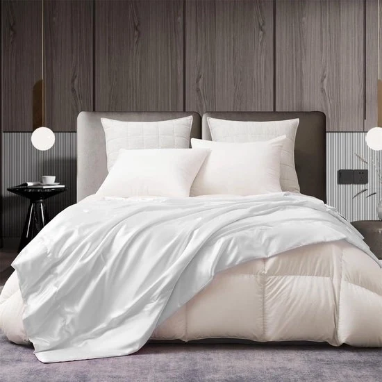 Deken in Satijn Zijde 150x200 cm Beige e Wit Decorativo per Interno con Effetto Luce Cool e Comfortevole