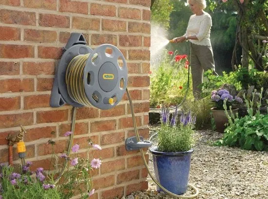Wandhaspel a mano per installazione a parete - facile da installare - inclusa guida per la conduzione del tubo - 1 connessione - kit di installazione [2420R0000] Raccordo per tubi di giardino