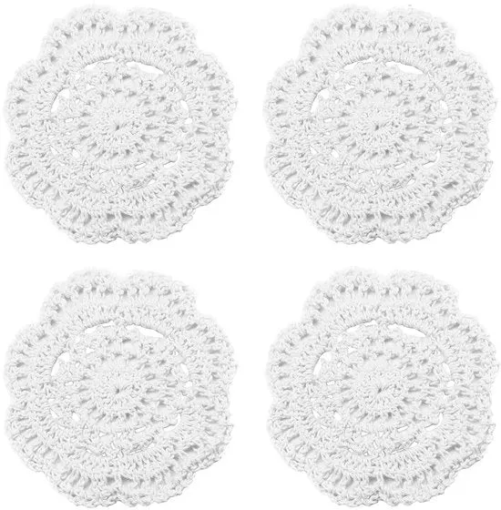 Decorazione da soggiorno elegante a maglia a mano - set di 4 doilies in cotone a maglia.