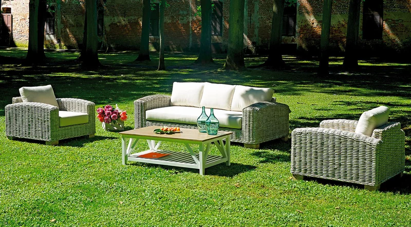 Set Salotto da Giardino in Grey Kubu Sbiancato Divano 2 Poltrone e Tavolino Vorghini Varanasi